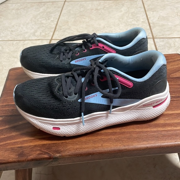 Women’s Brooks running shoes - Picture 3 of 6